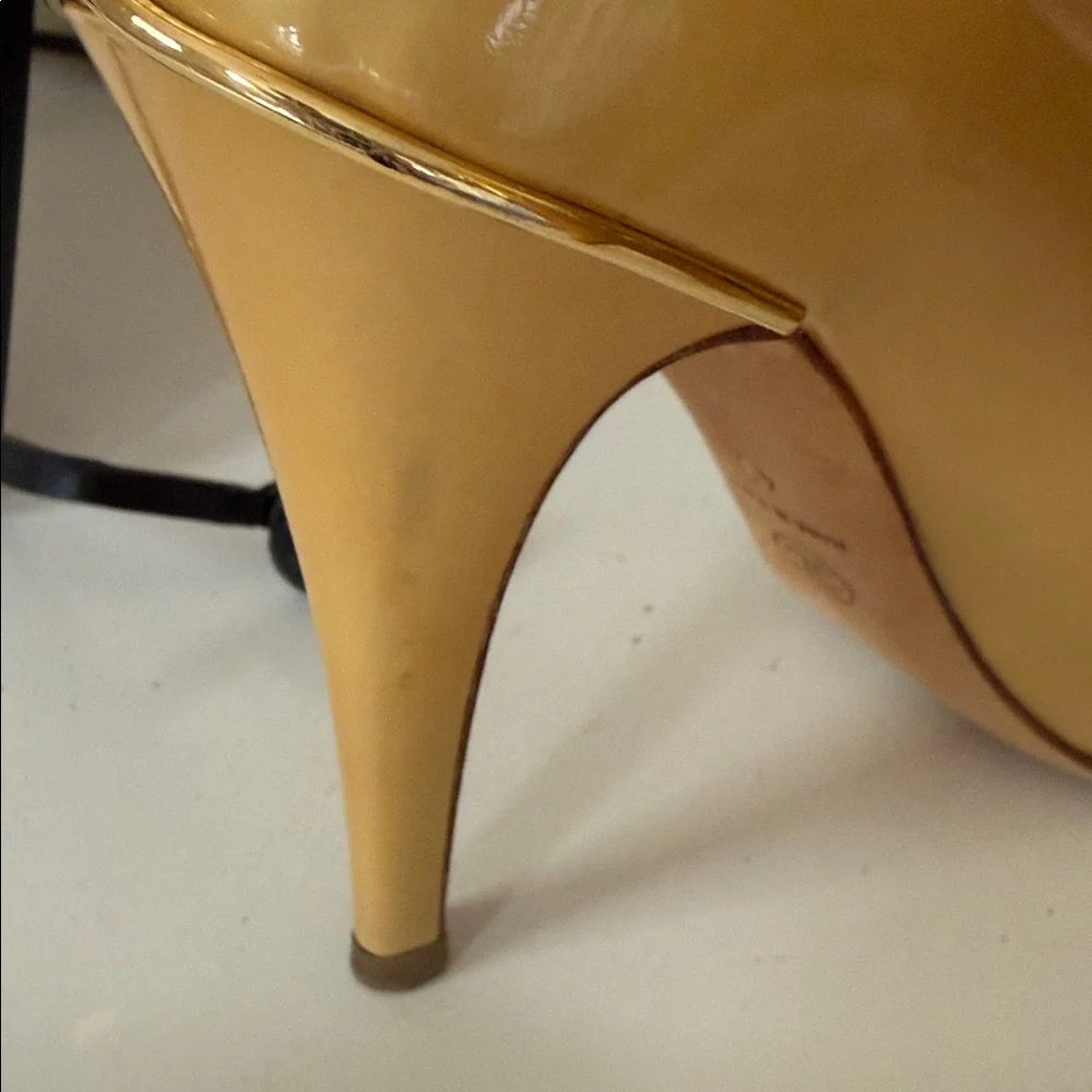 Chanel cream gold patent leather pumps - Picture 8 of 9